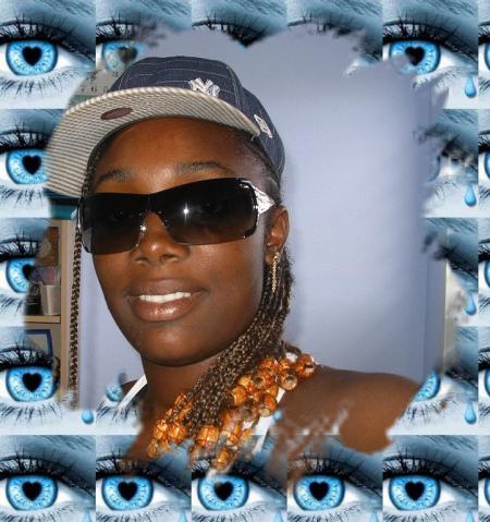 gangsta poupette avec ces yeux bleus